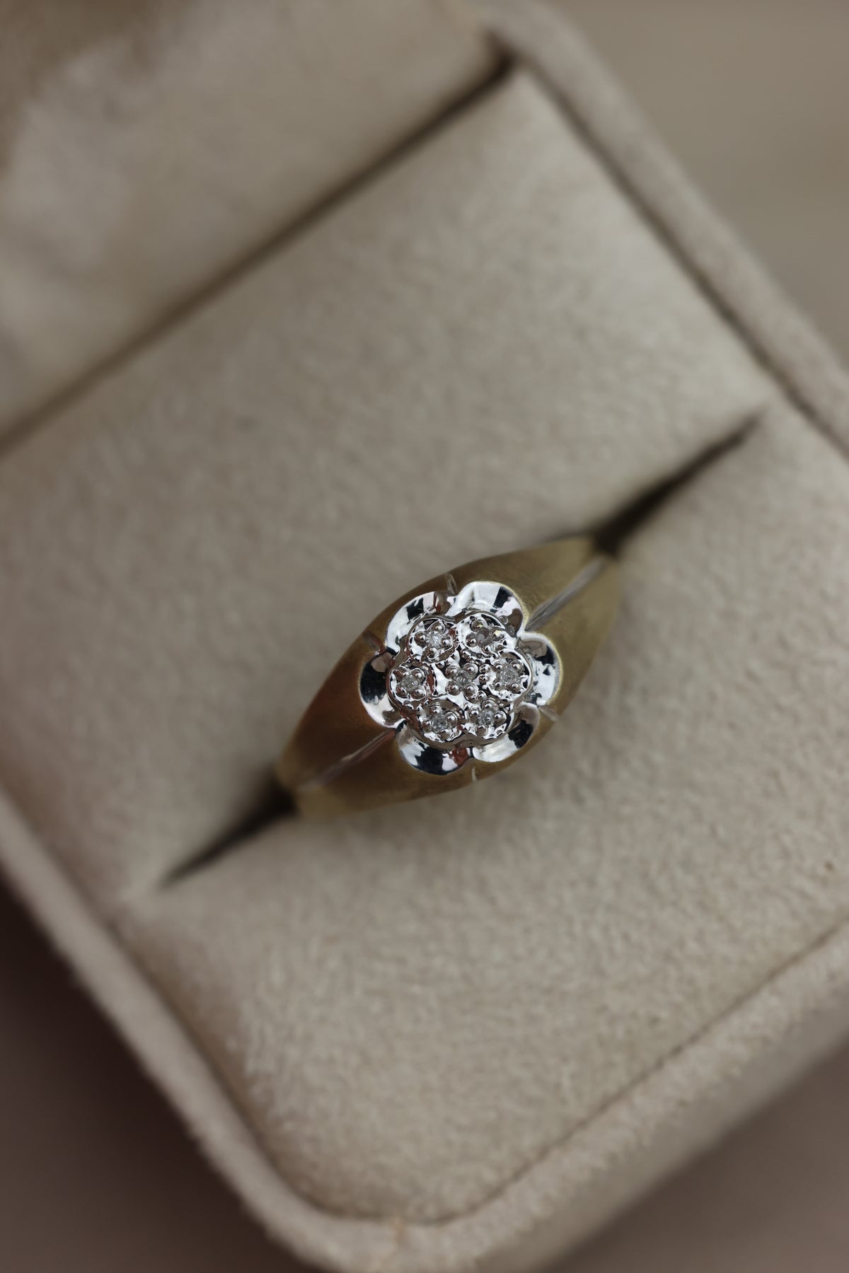 Flower ring satin