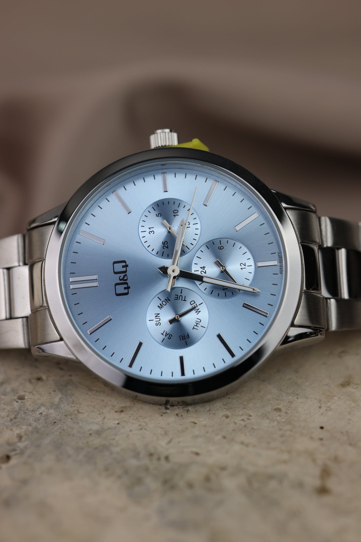 reloj Q&Q fondo celeste #327