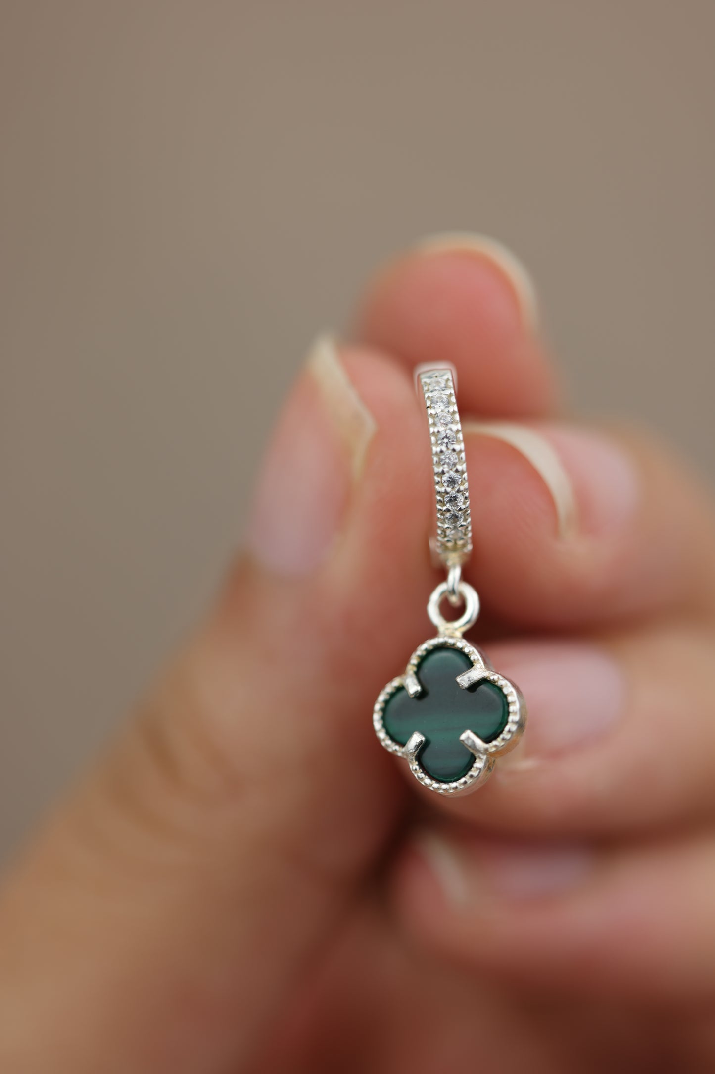 Aretes de florecita verde #372