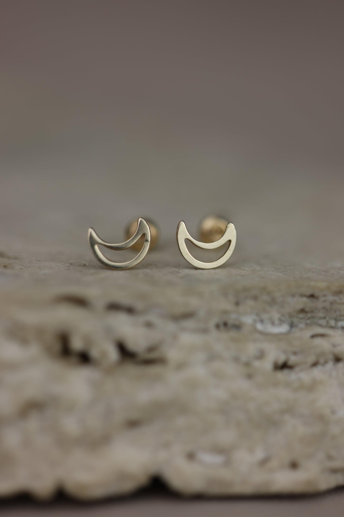 Aretes de bebe de media luna #440