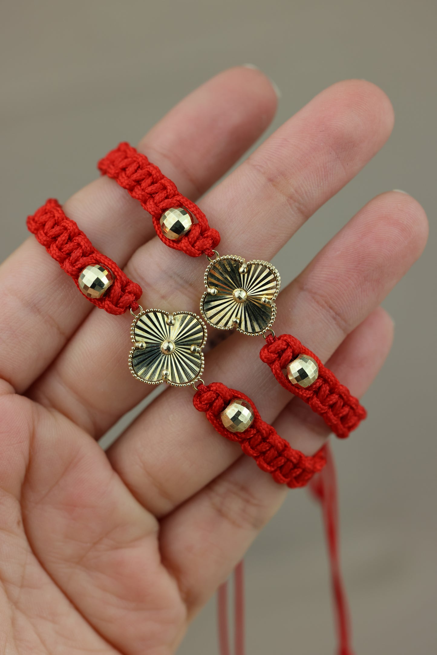 Pulsera tejida con dije de flor #505