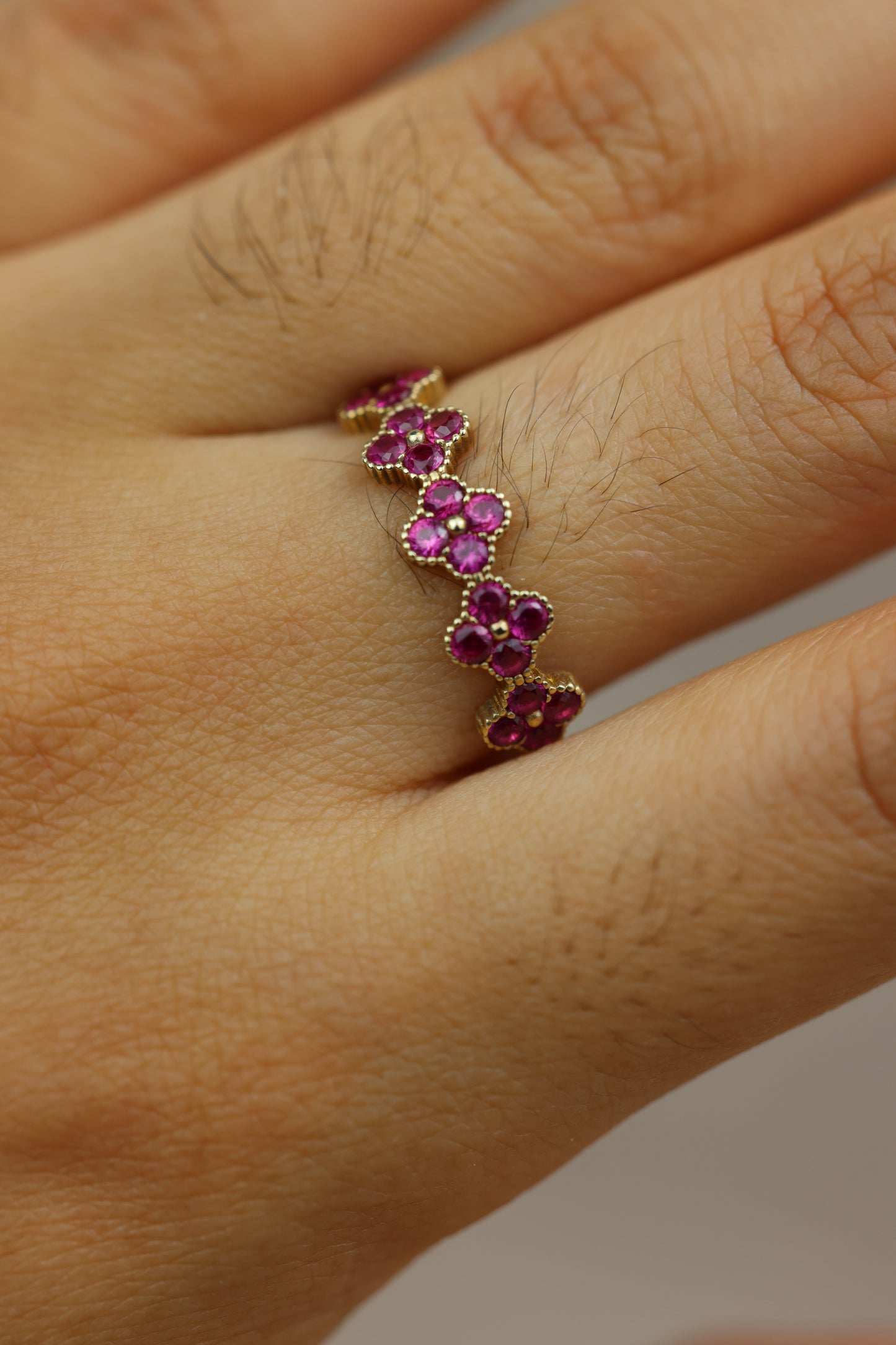 Anillo de florecitas fucsia #551