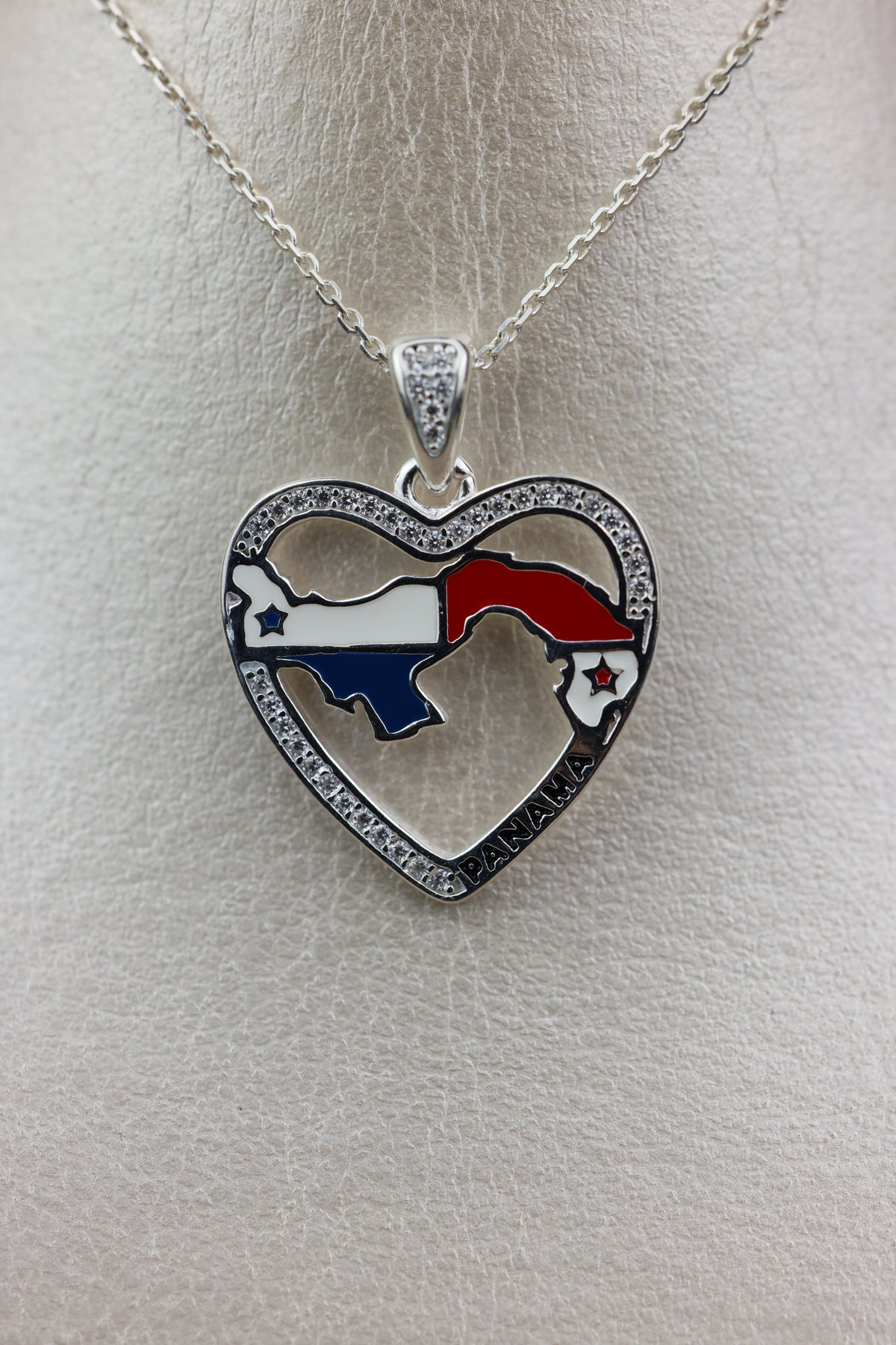 Dije de corazón con la silueta de Panamá #582