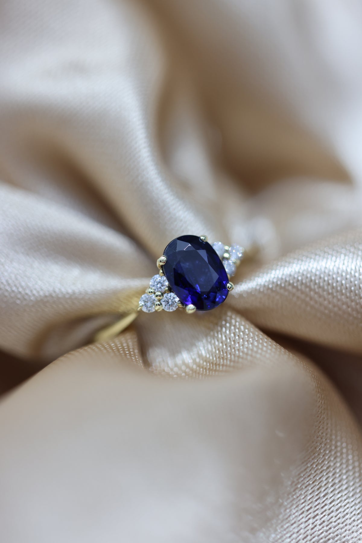 Sapphire ring with diamonds
