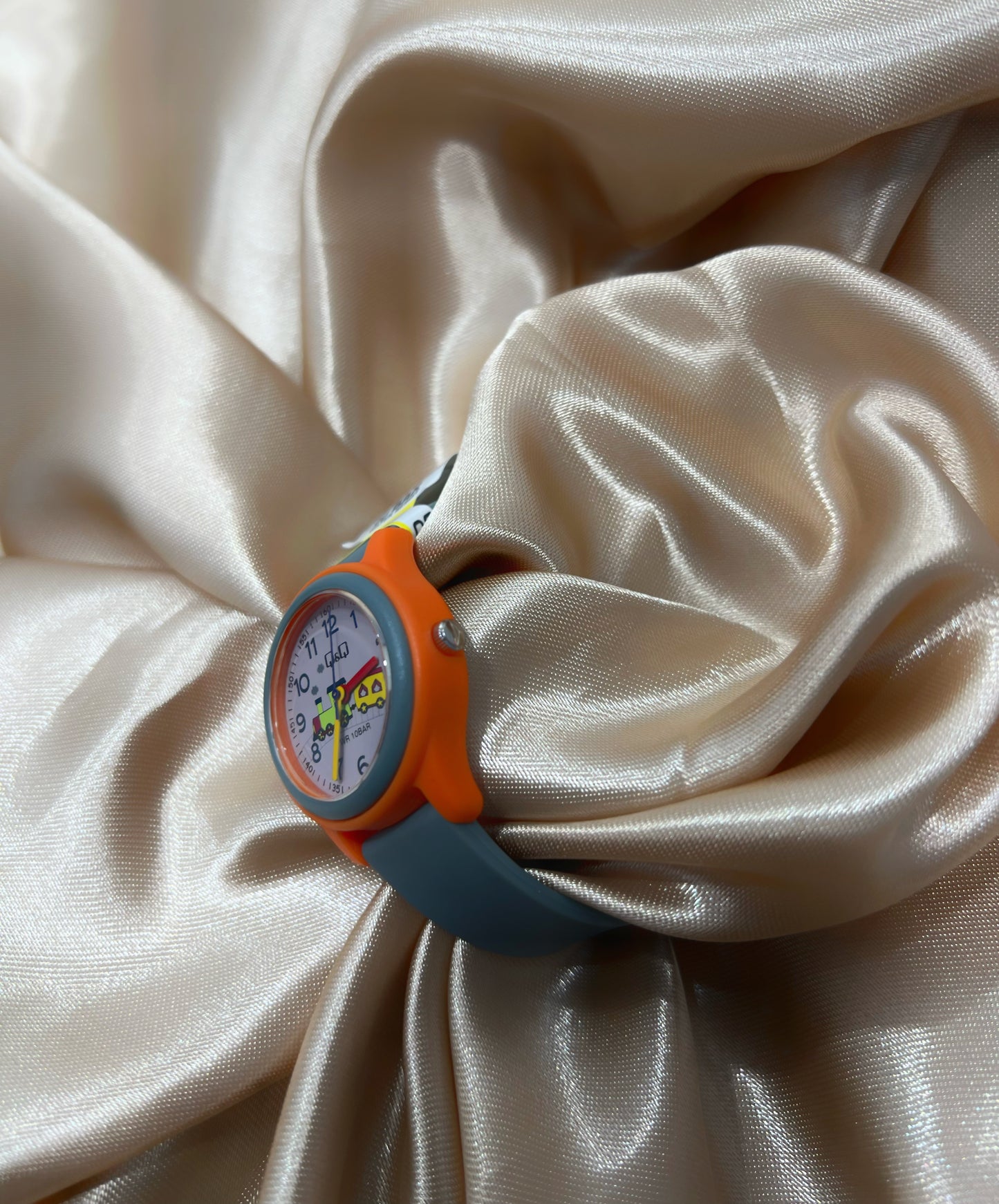 Reloj gris con detalles anaranjados #A63