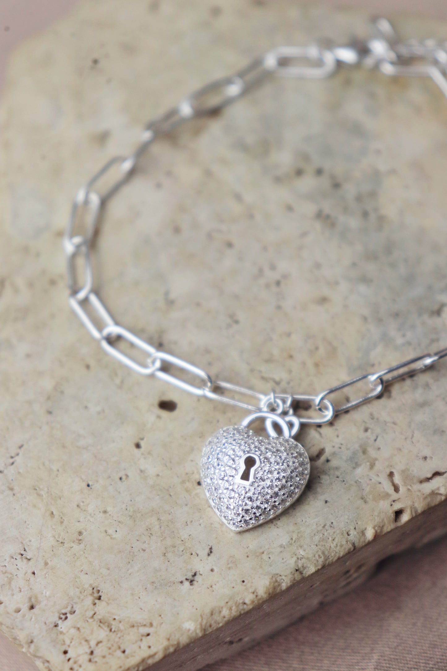 Pulsera paper clic con dije de corazón #132