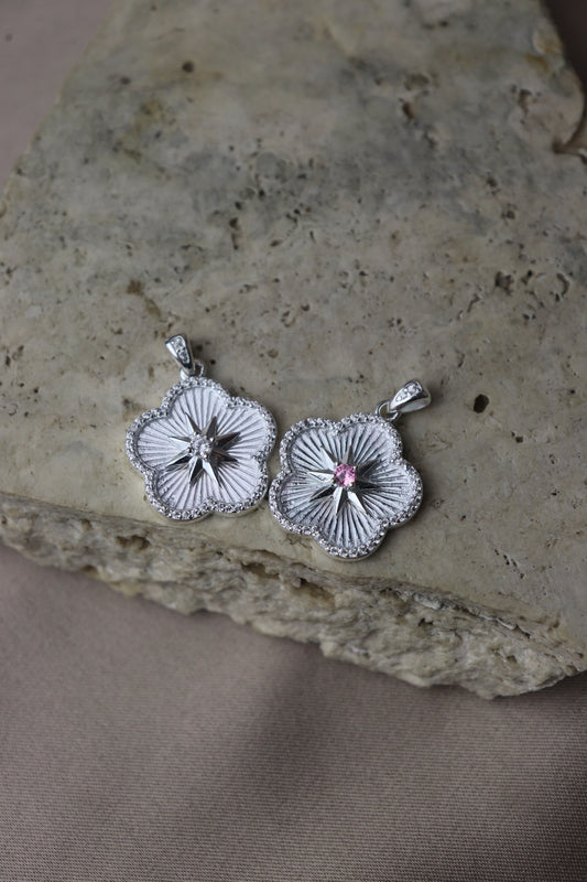 Dije en forma de flor con estrella en el centro #142