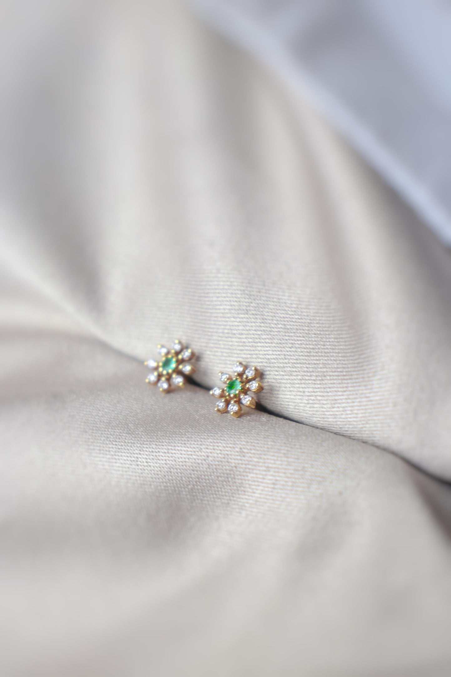 Aretes de flor con diamantes y esmeralda #17