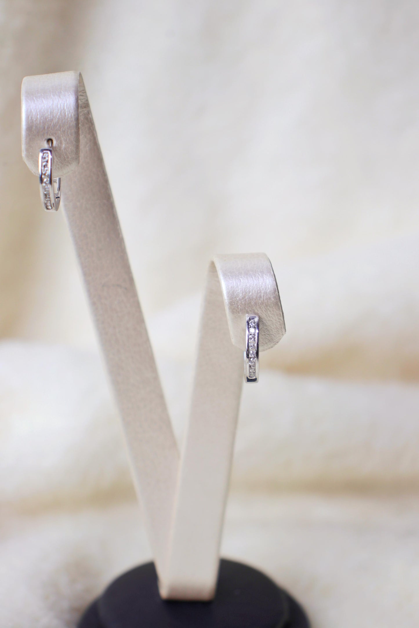Huggies en oro blanco de 14K con diamantes#01