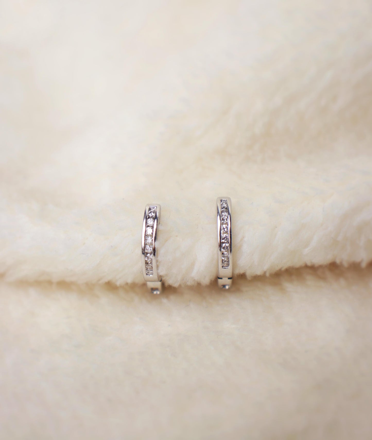 Huggies en oro blanco de 14K con diamantes#01