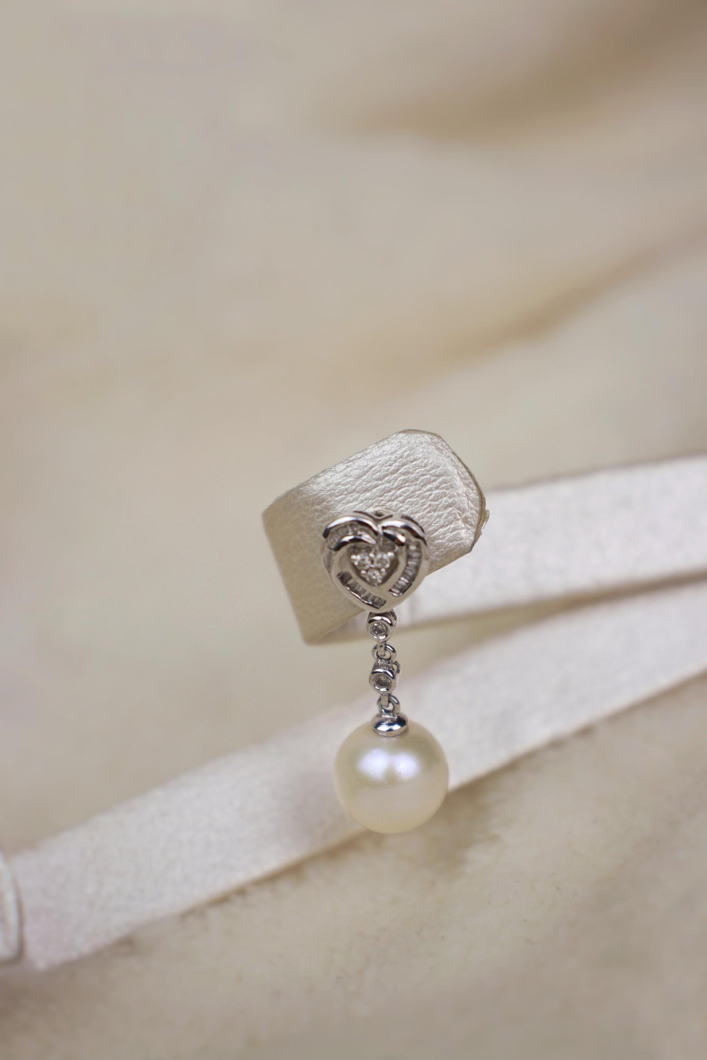 Aretes largos de 18K en oro blanco con perlas y diamantes#05