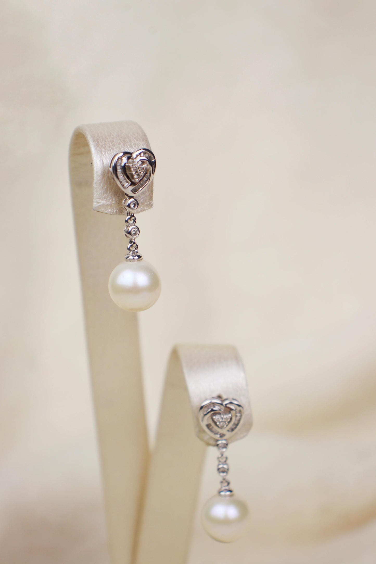 Aretes largos de 18K en oro blanco con perlas y diamantes#05