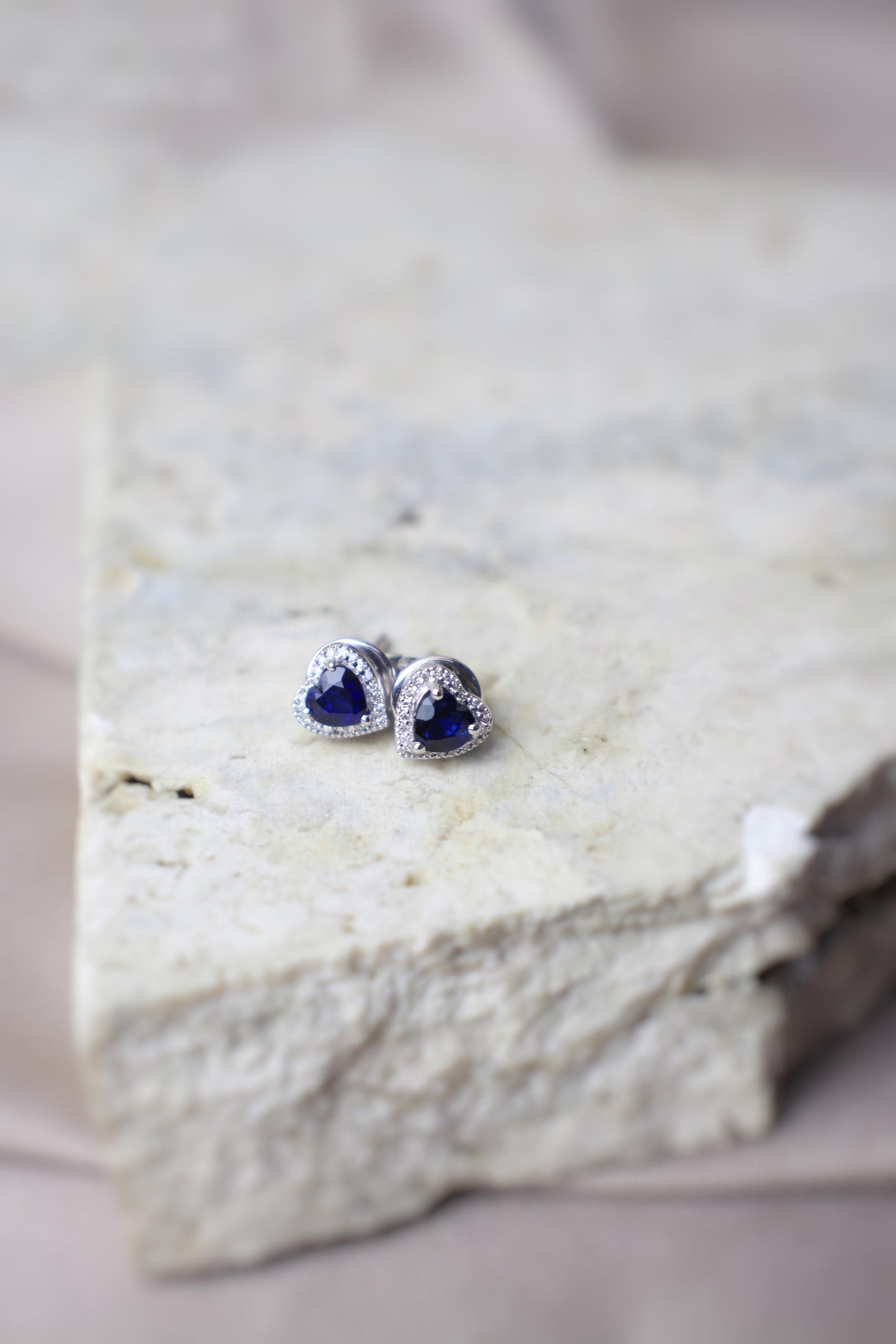 Aretes en forma de corazón en oro blanco con diamantes y zafiros#13