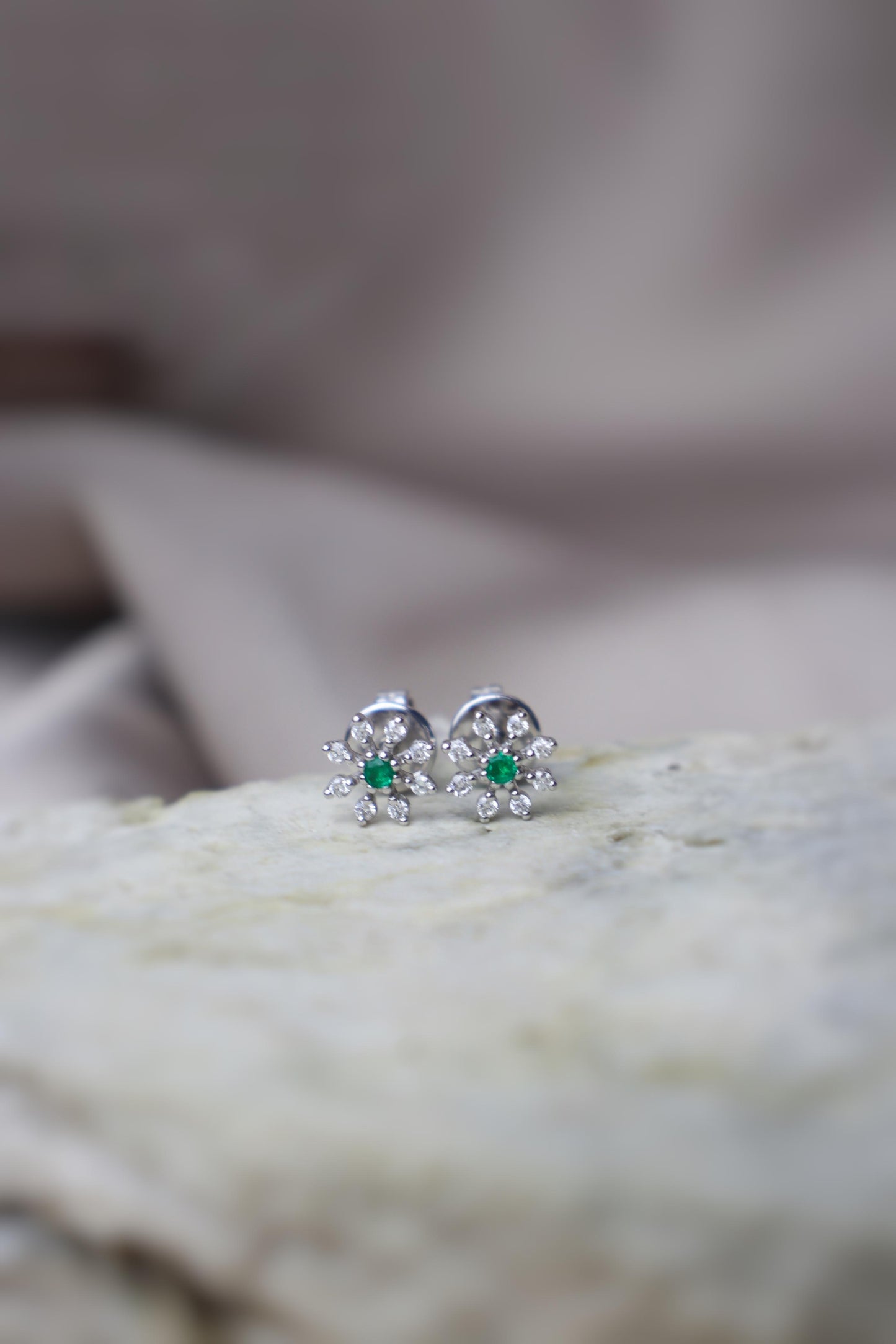 Aretes en oro blanco con esmeraldas y diamantes en forma de flor#08