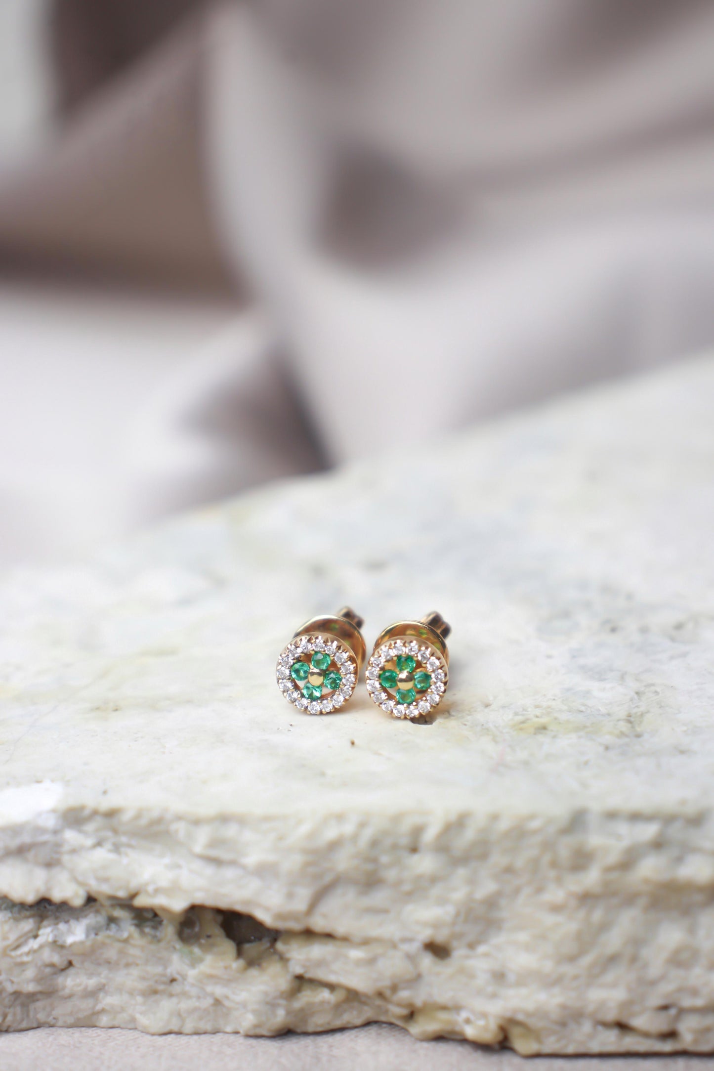 Aretes en oro de 18K con diamantes y esmeraldas#11