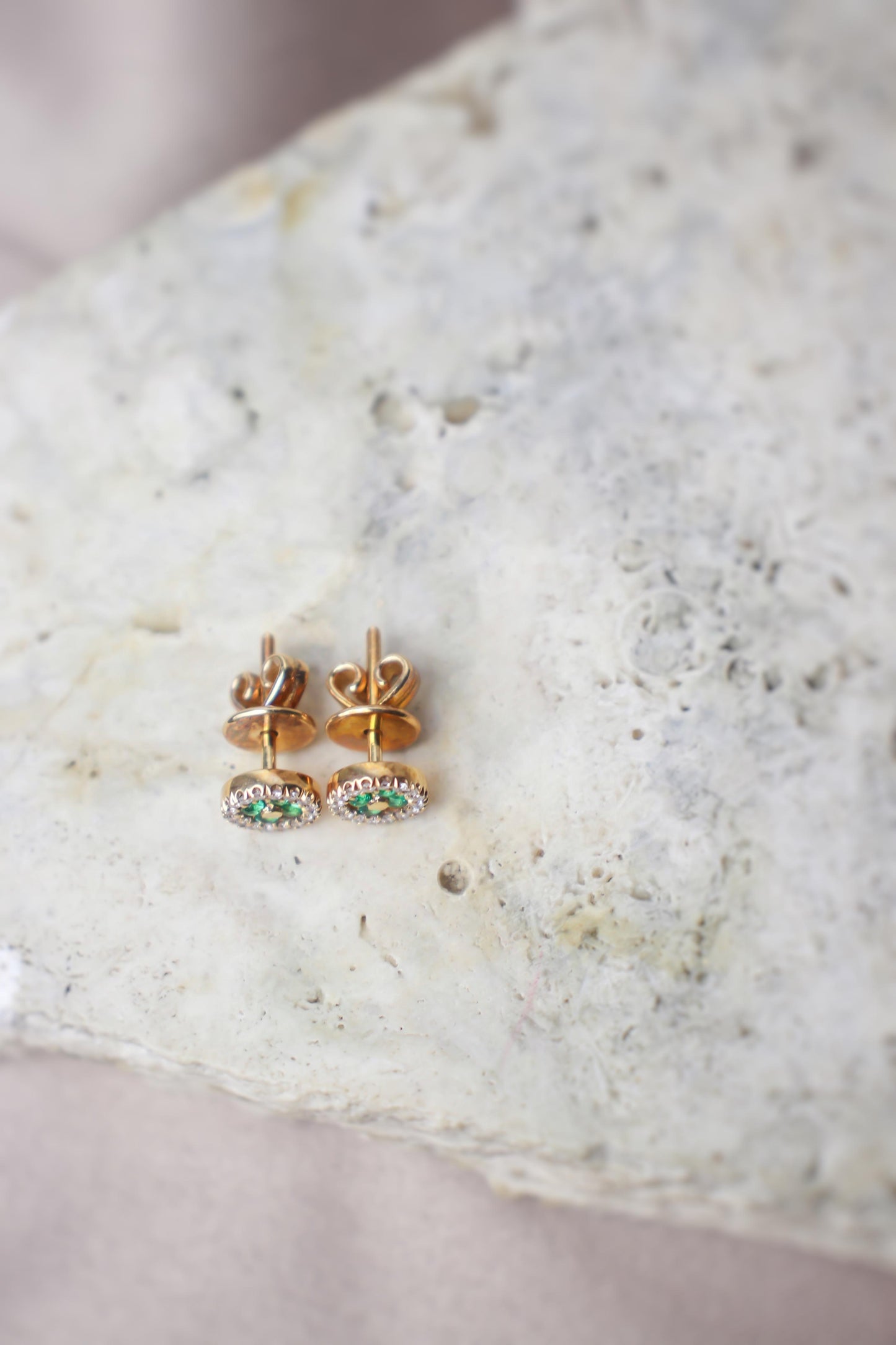 Aretes en oro de 18K con diamantes y esmeraldas#11