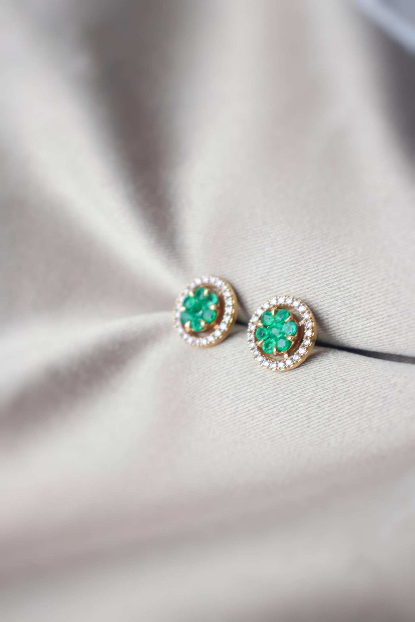 Aretes circulares en oro de 18K con diamantes y esmeraldas#14