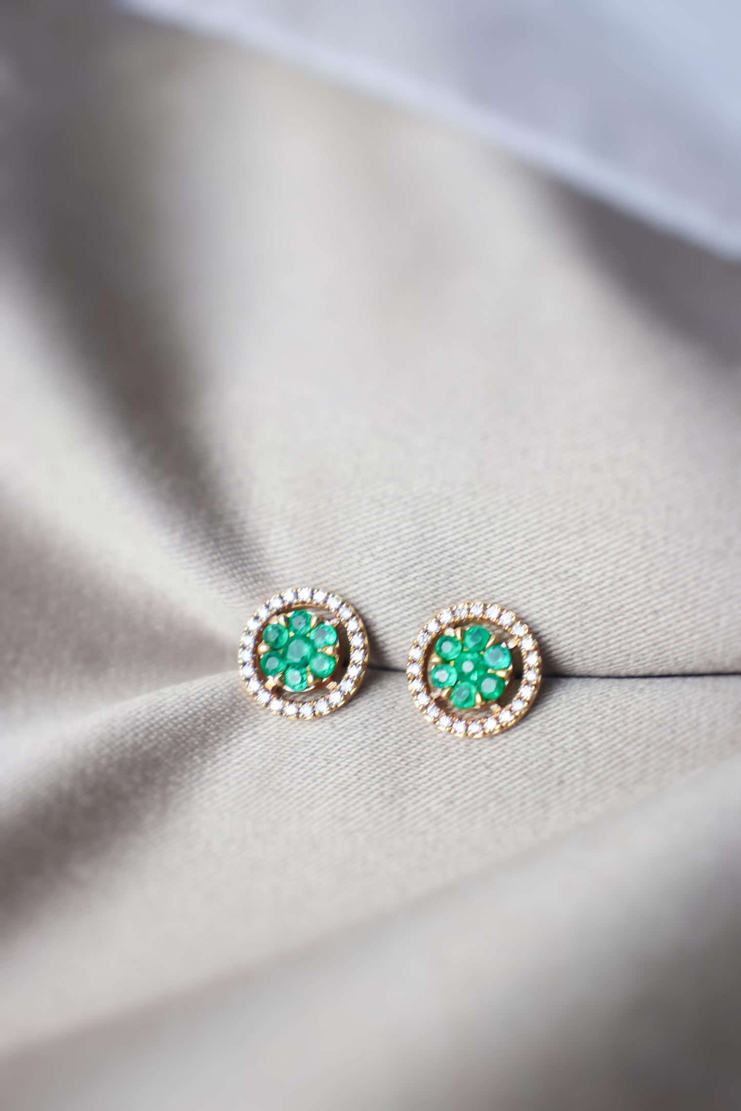 Aretes circulares en oro de 18K con diamantes y esmeraldas#14
