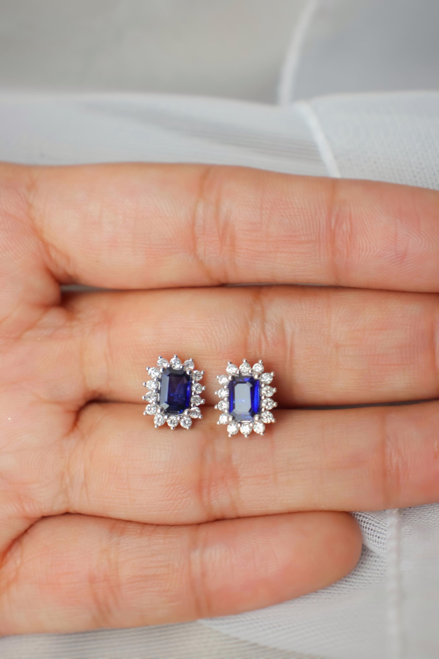 Aretes con diamantes y zafiros en oro blanco#18