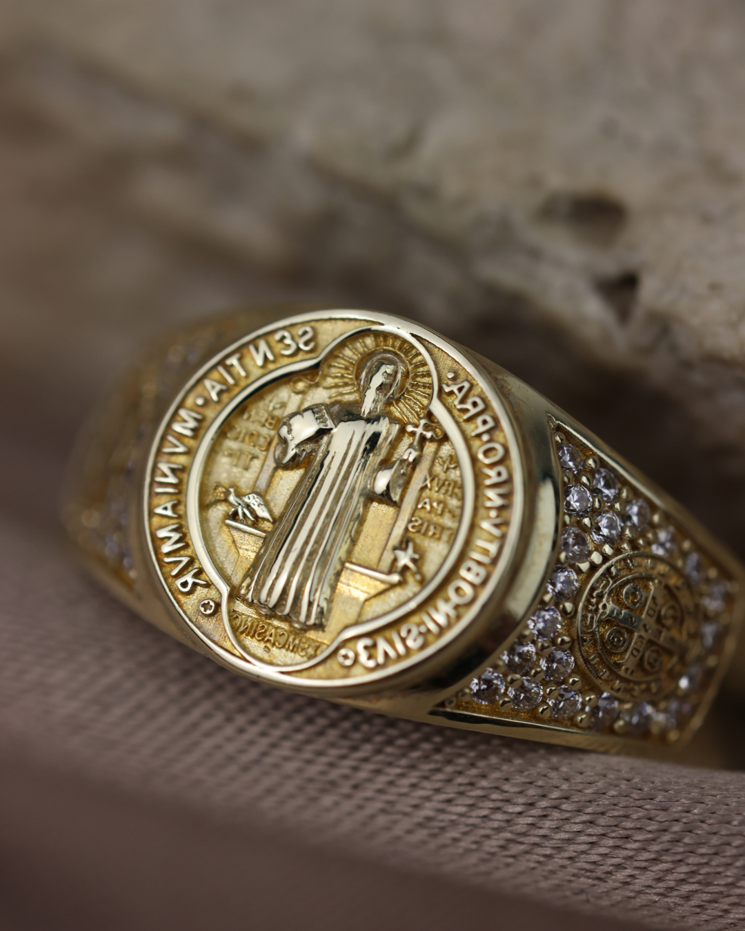 Anillo de san benito oro de 10k #169