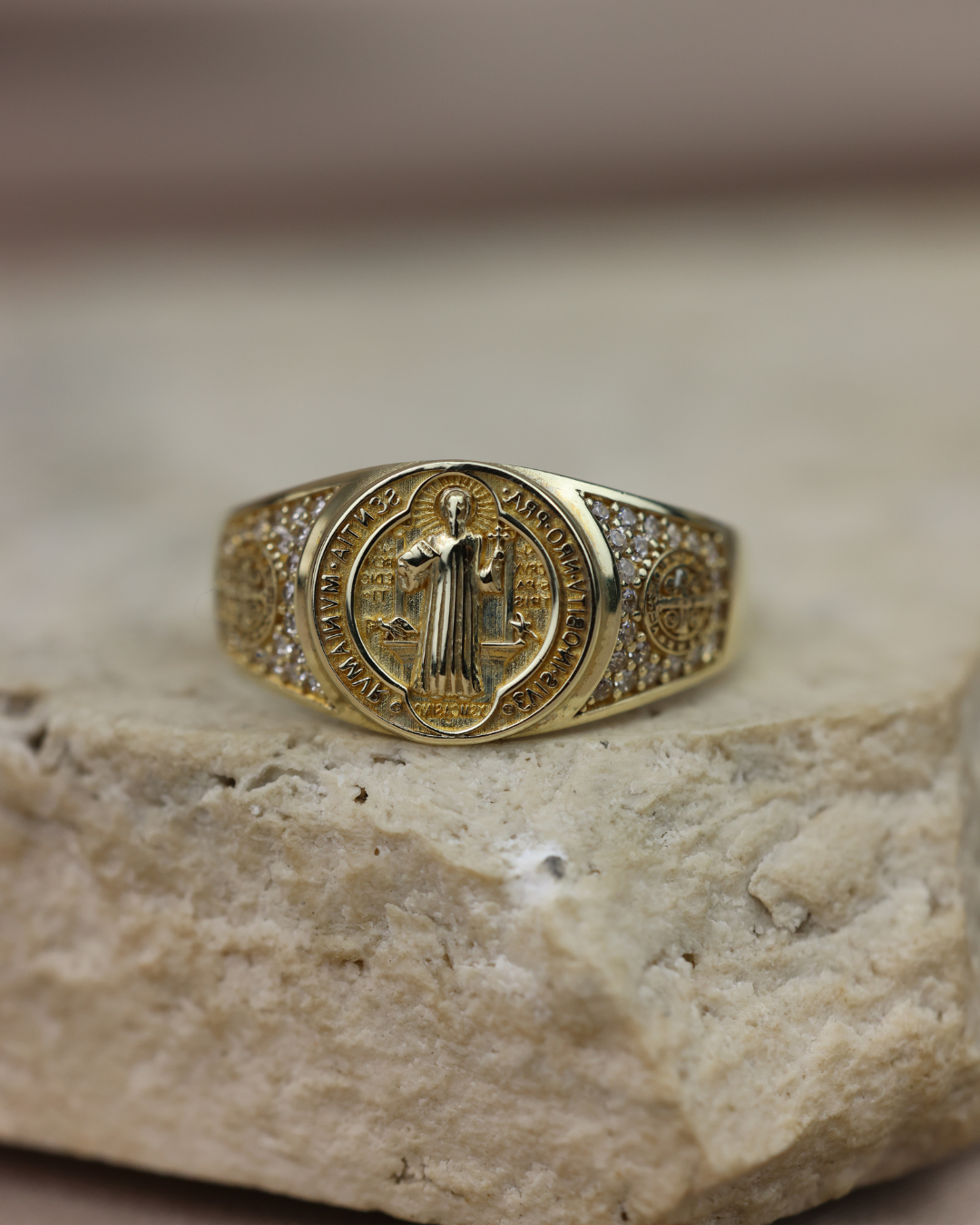 Anillo de san benito oro de 10k #169