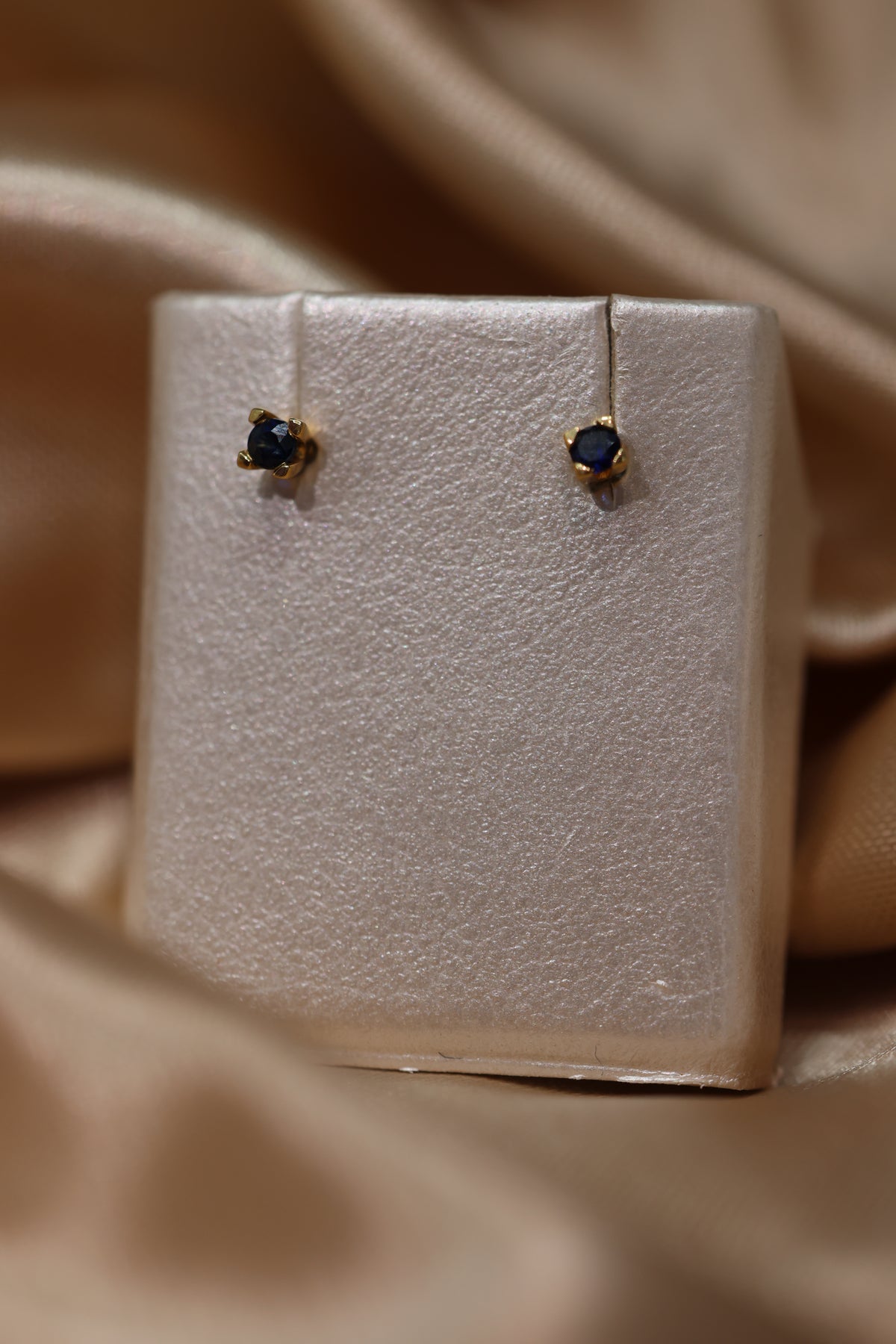 Sapphire stud