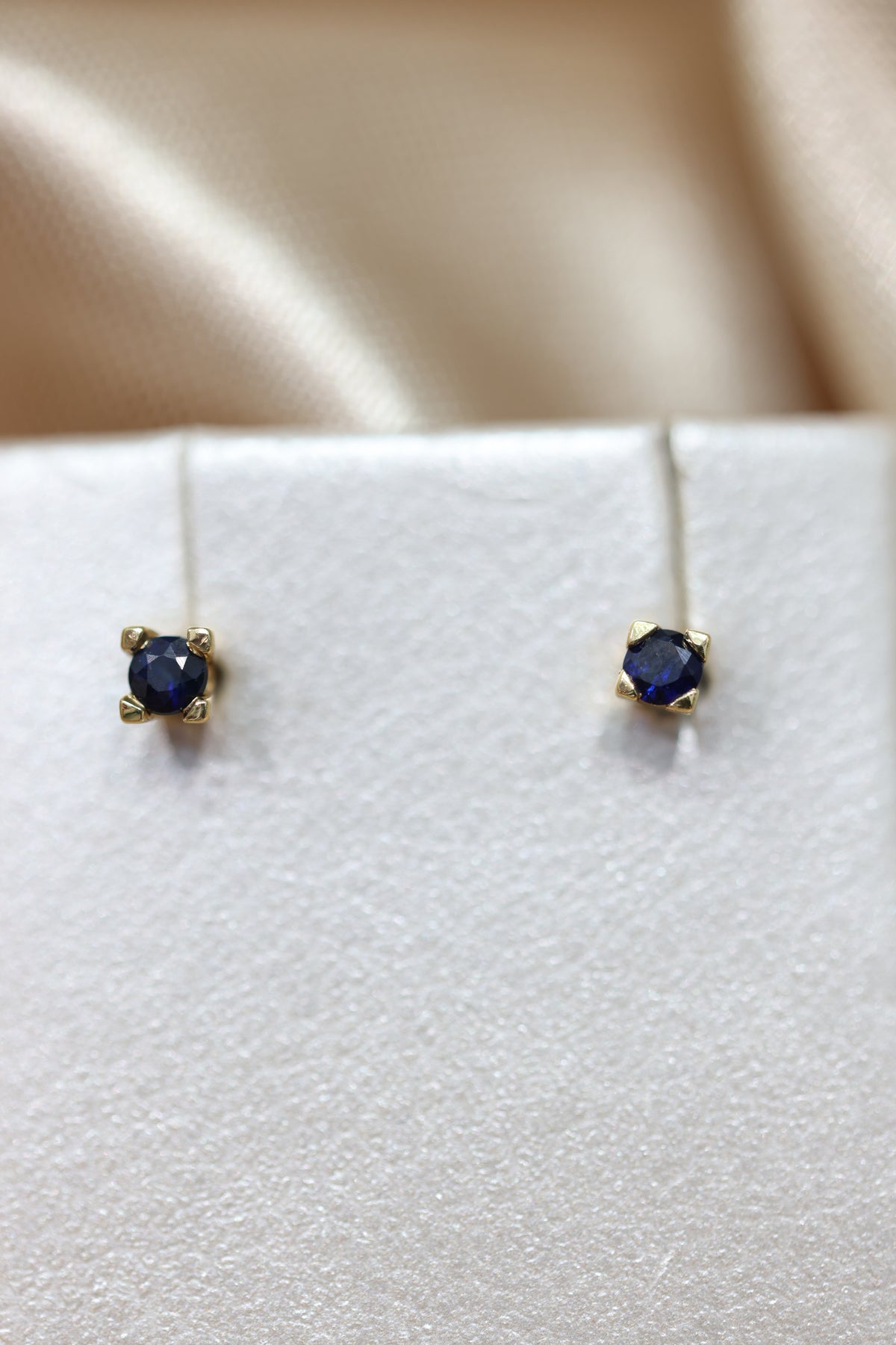 Sapphire stud