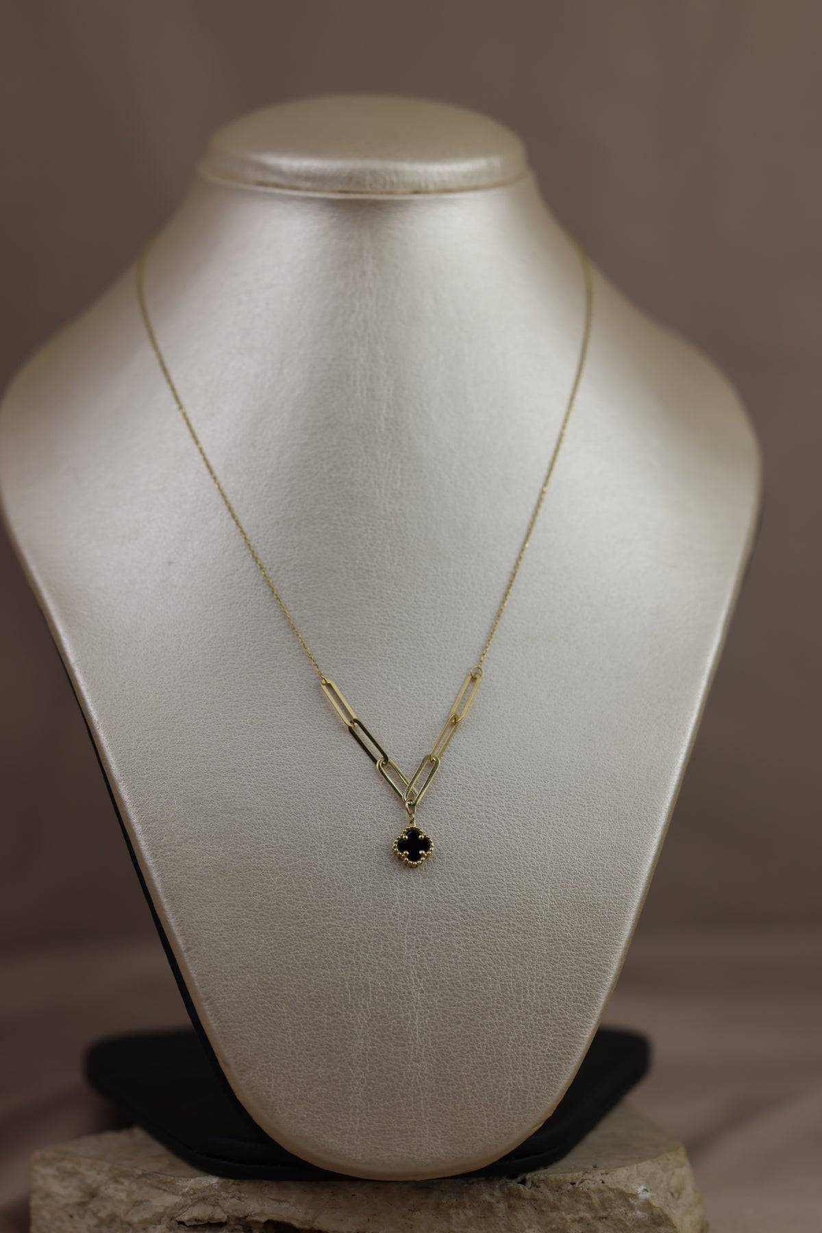 Collar con florecita negra #598