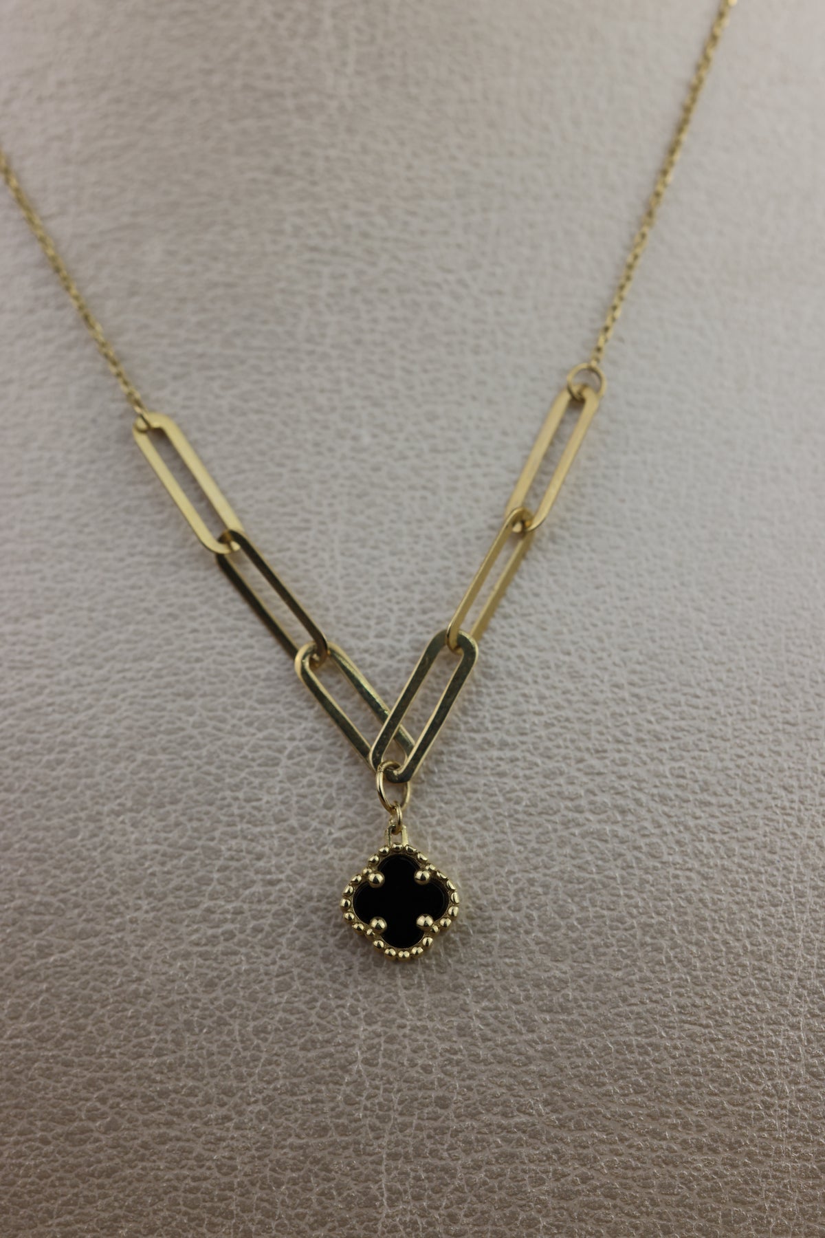 Collar con florecita negra #598