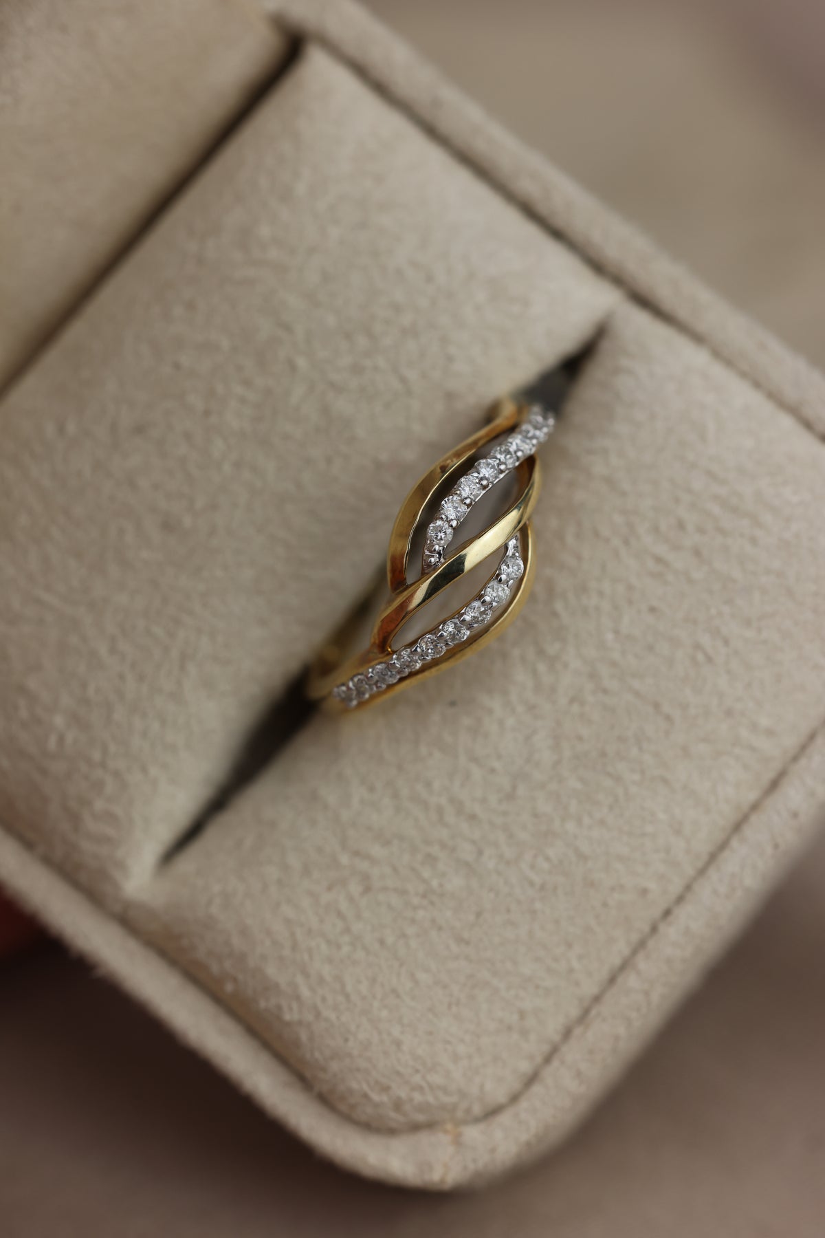 Diamond ring waves