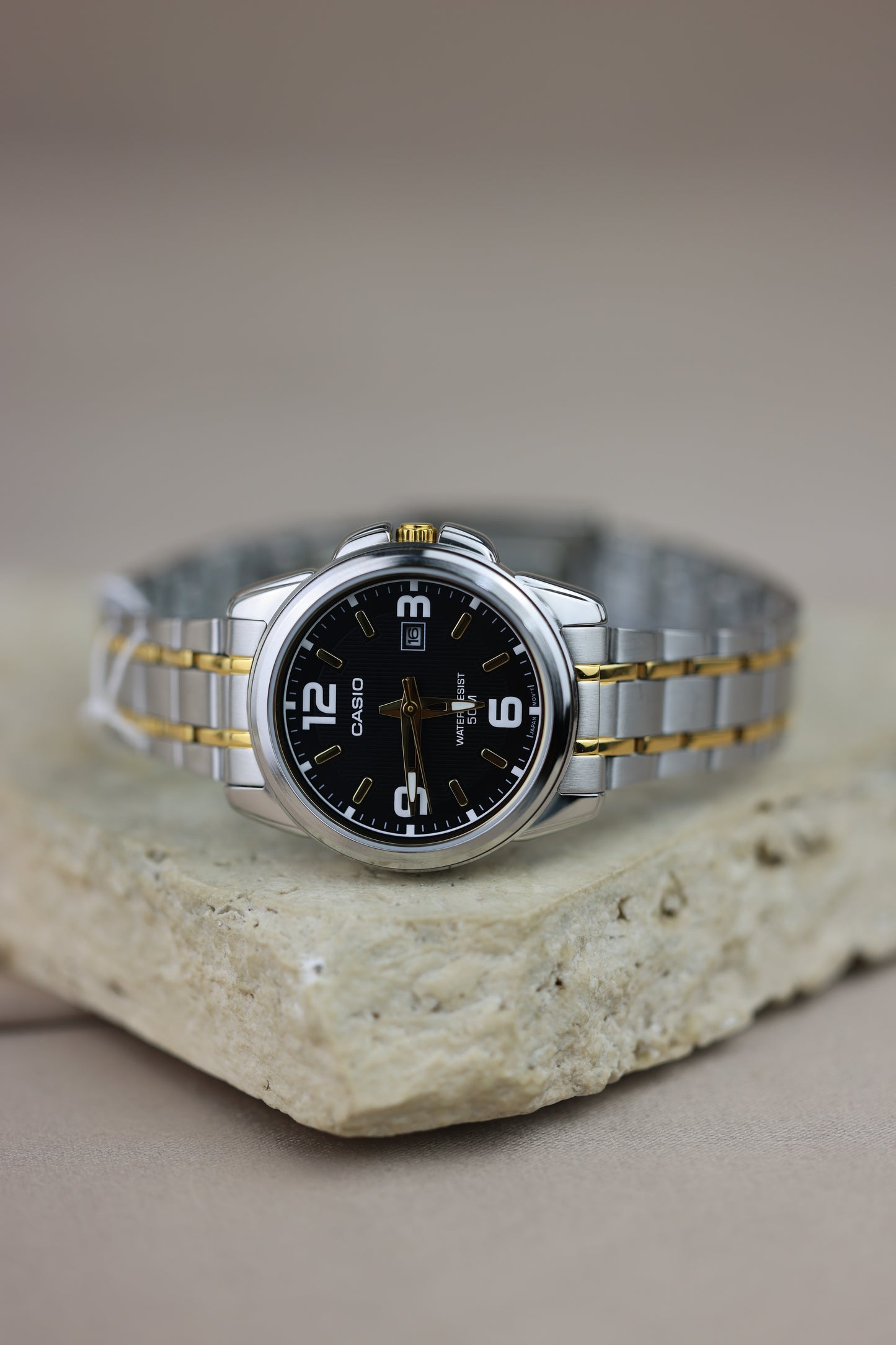 Reloj Casio 2 tonos con fondo negro #284