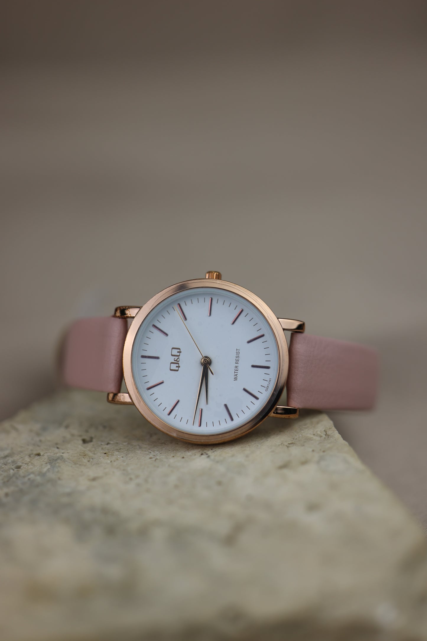 Reloj rosado pastel Q&Q #299