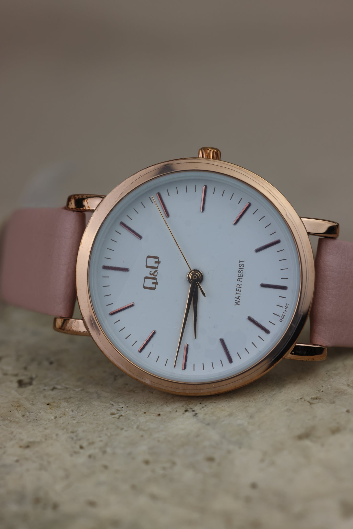 Reloj rosado pastel Q&Q #299