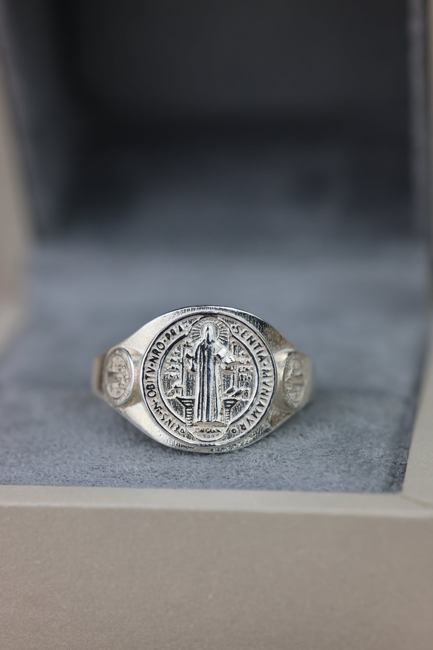 Anillo de caballero San Benito #321