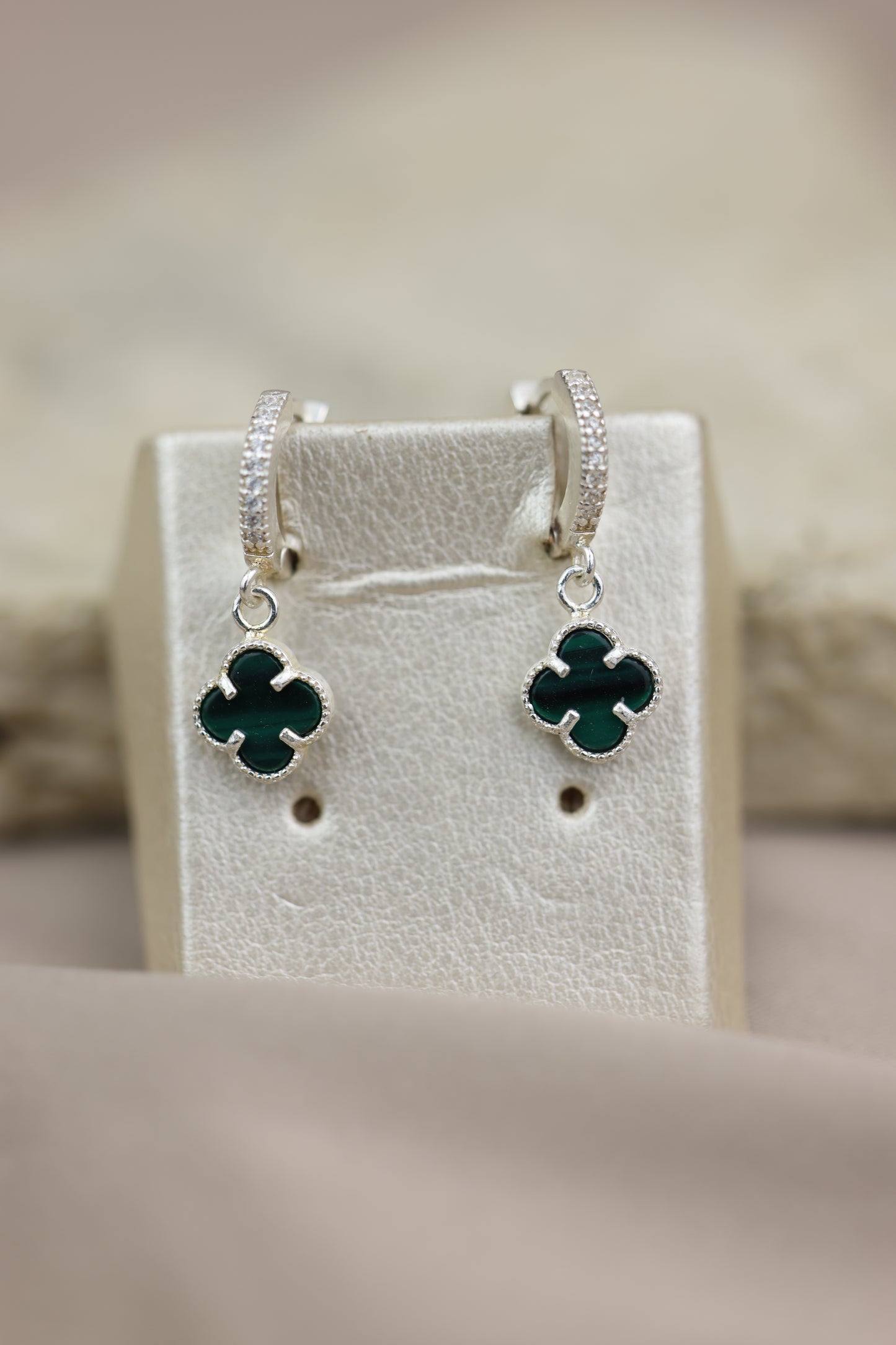 Aretes de florecita verde #372