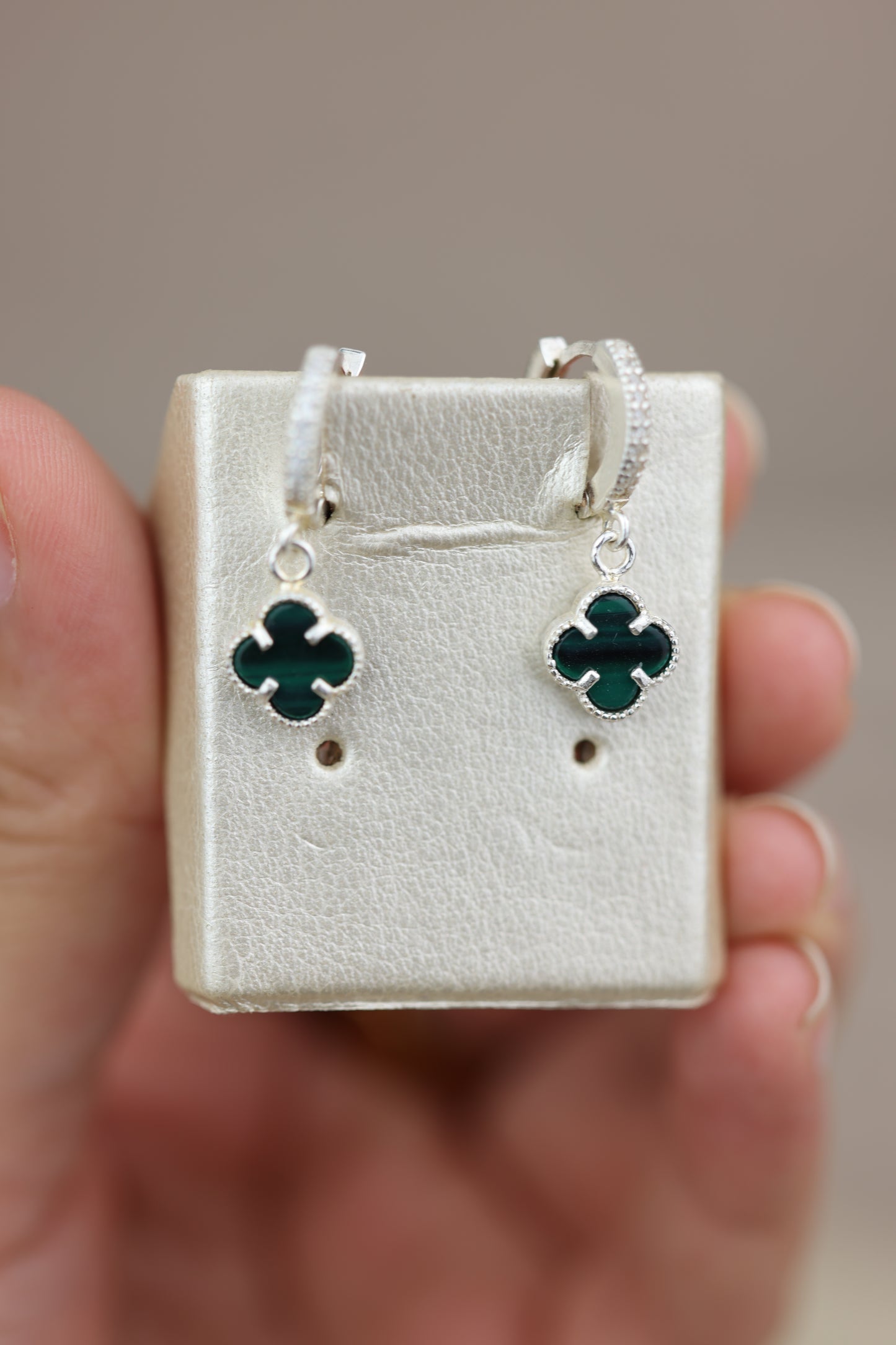 Aretes de florecita verde #372