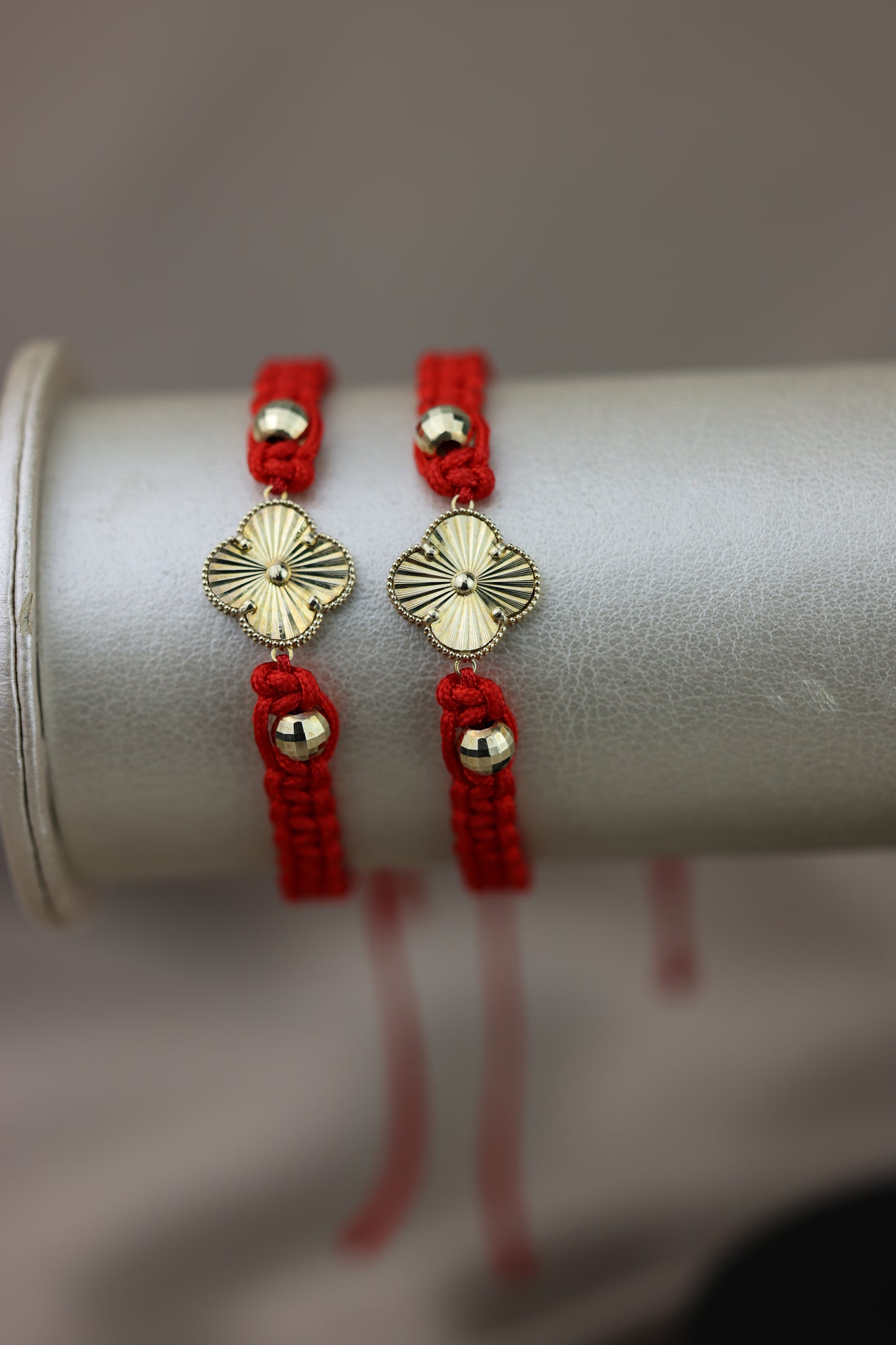 Pulsera tejida con dije de flor #505