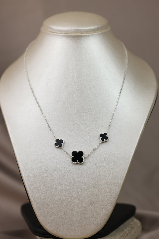 Collar de florecitas negras #546