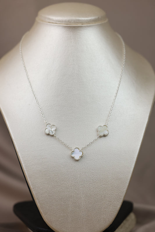 Collar de florecitas blancas #547