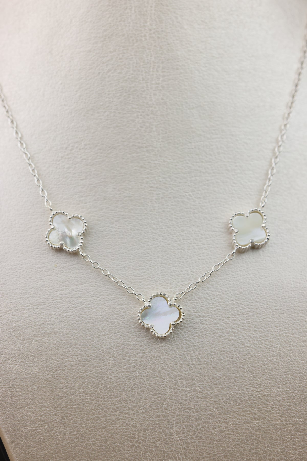 Collar de florecitas blancas #547