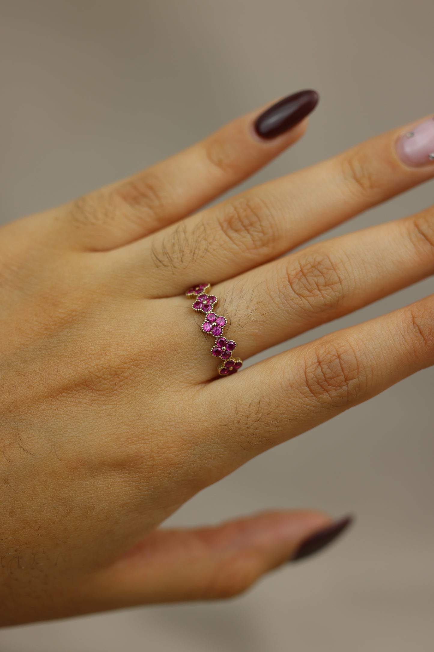 Anillo de florecitas fucsia #551