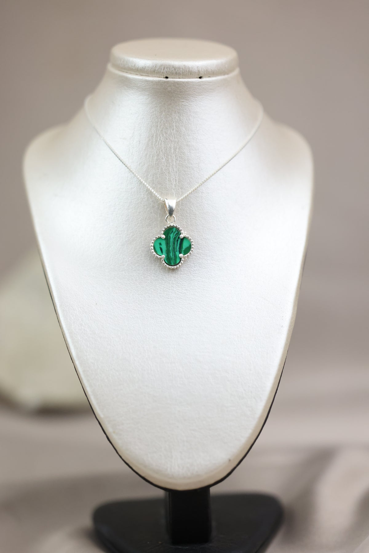 Collar con dije de flor verde #576