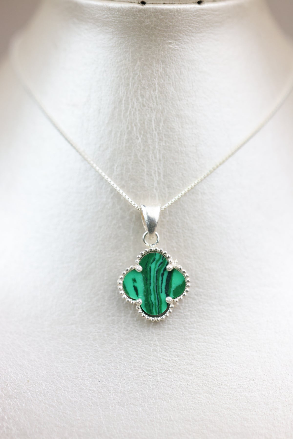 Collar con dije de flor verde #576