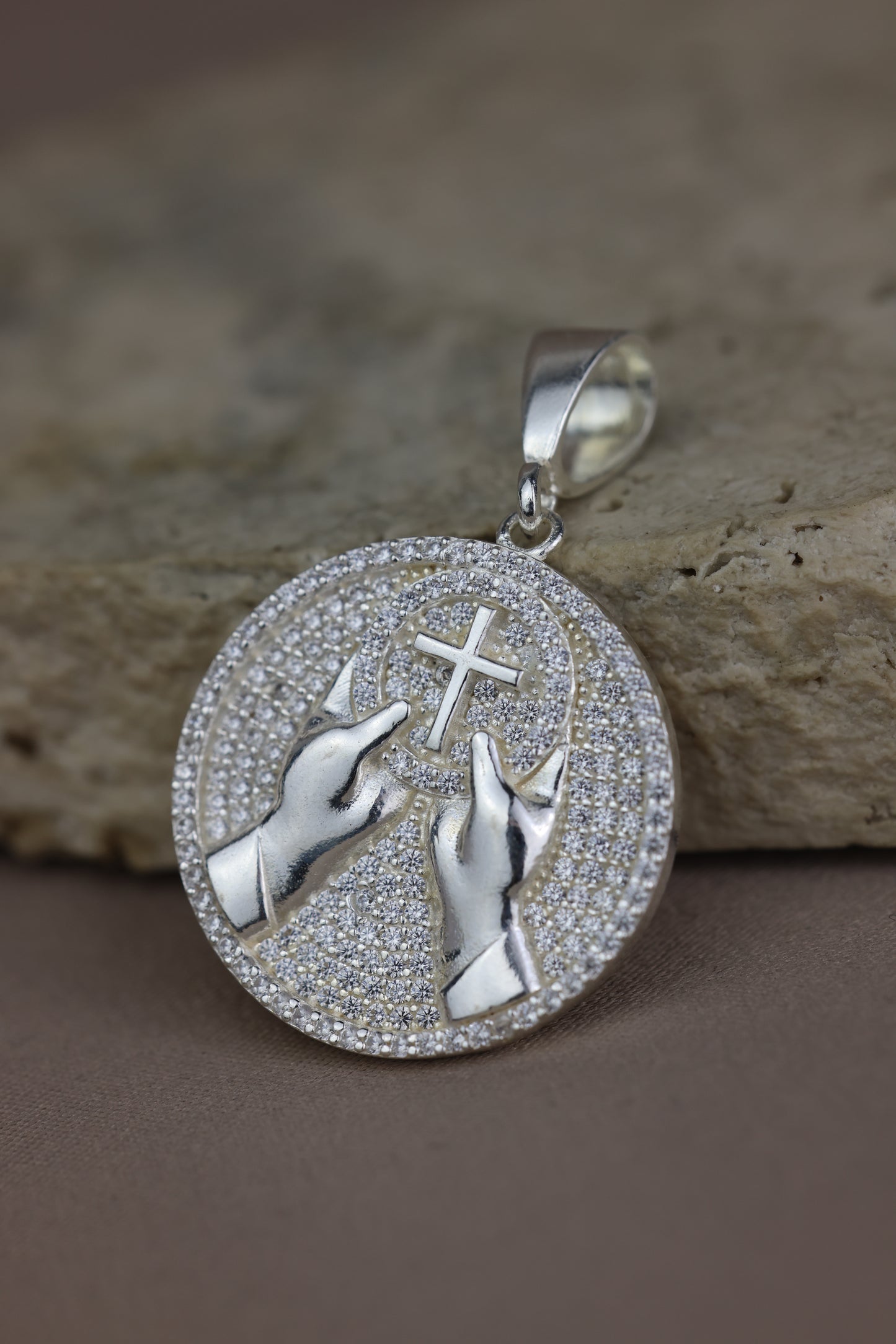 Dije Religioso con circones #179