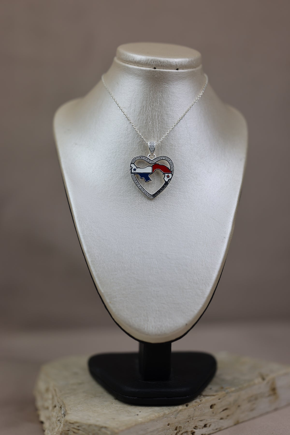 Dije de corazón con la silueta de Panamá #582