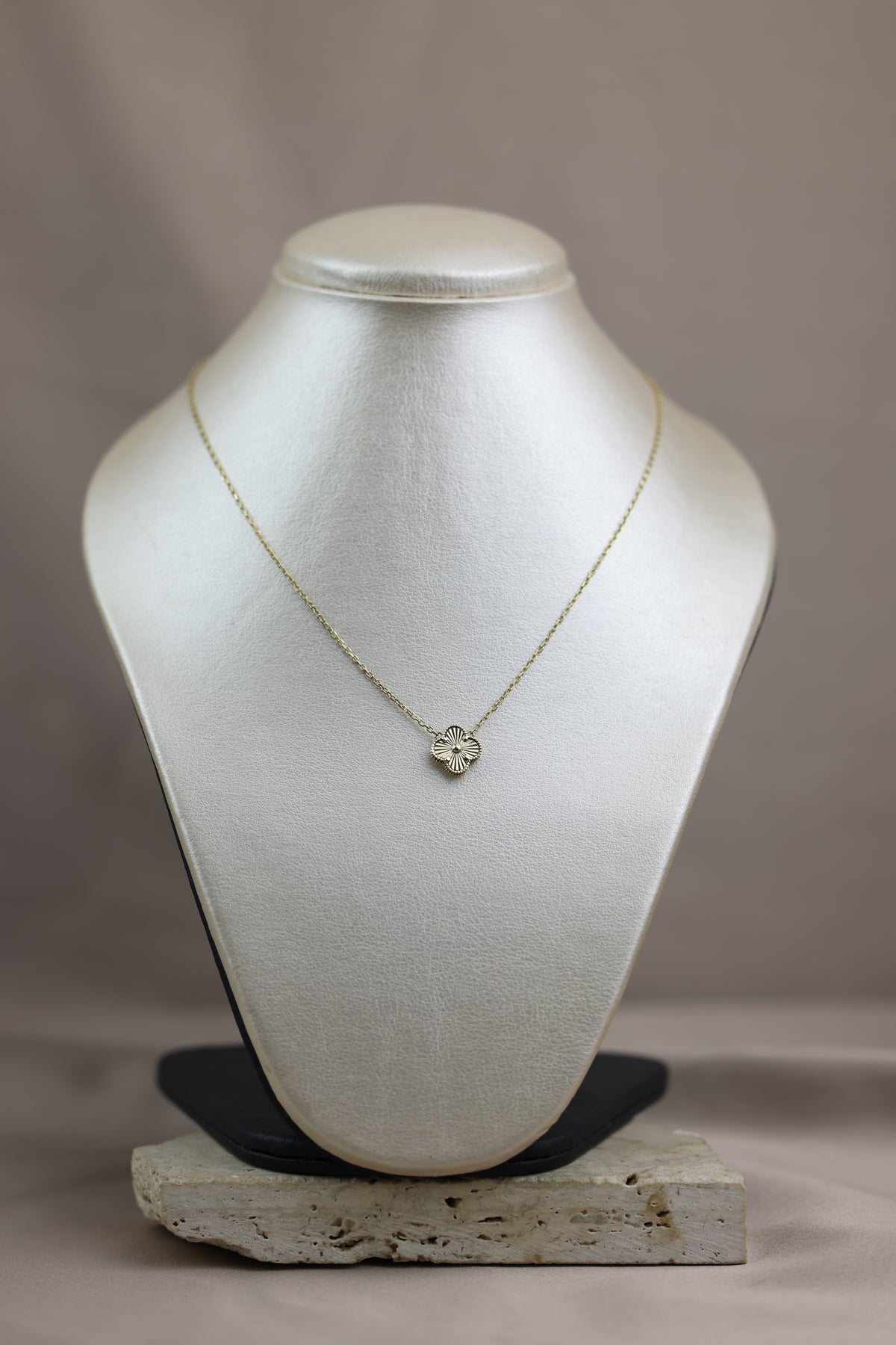 Collar con dije de flor #584