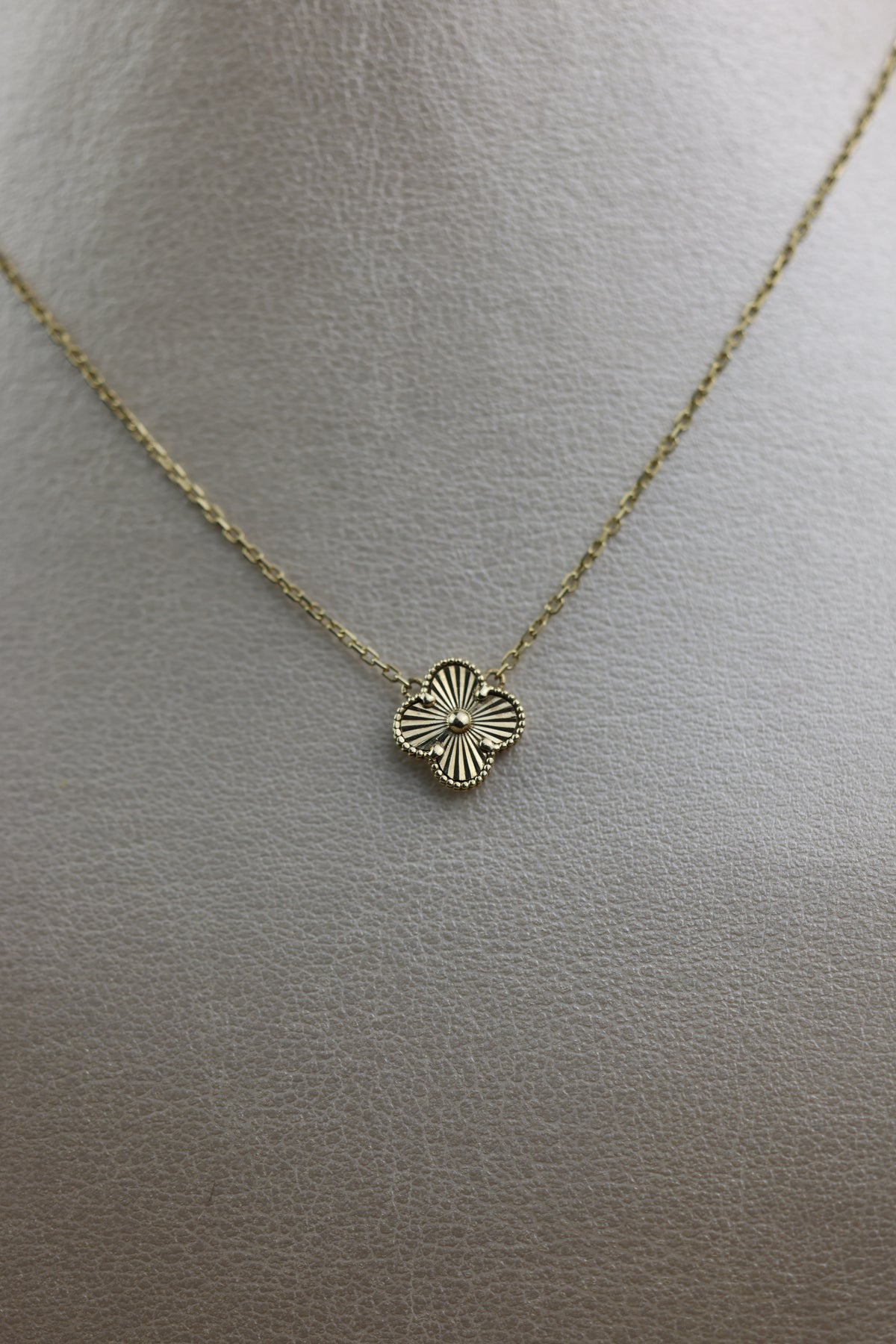 Collar con dije de flor #584
