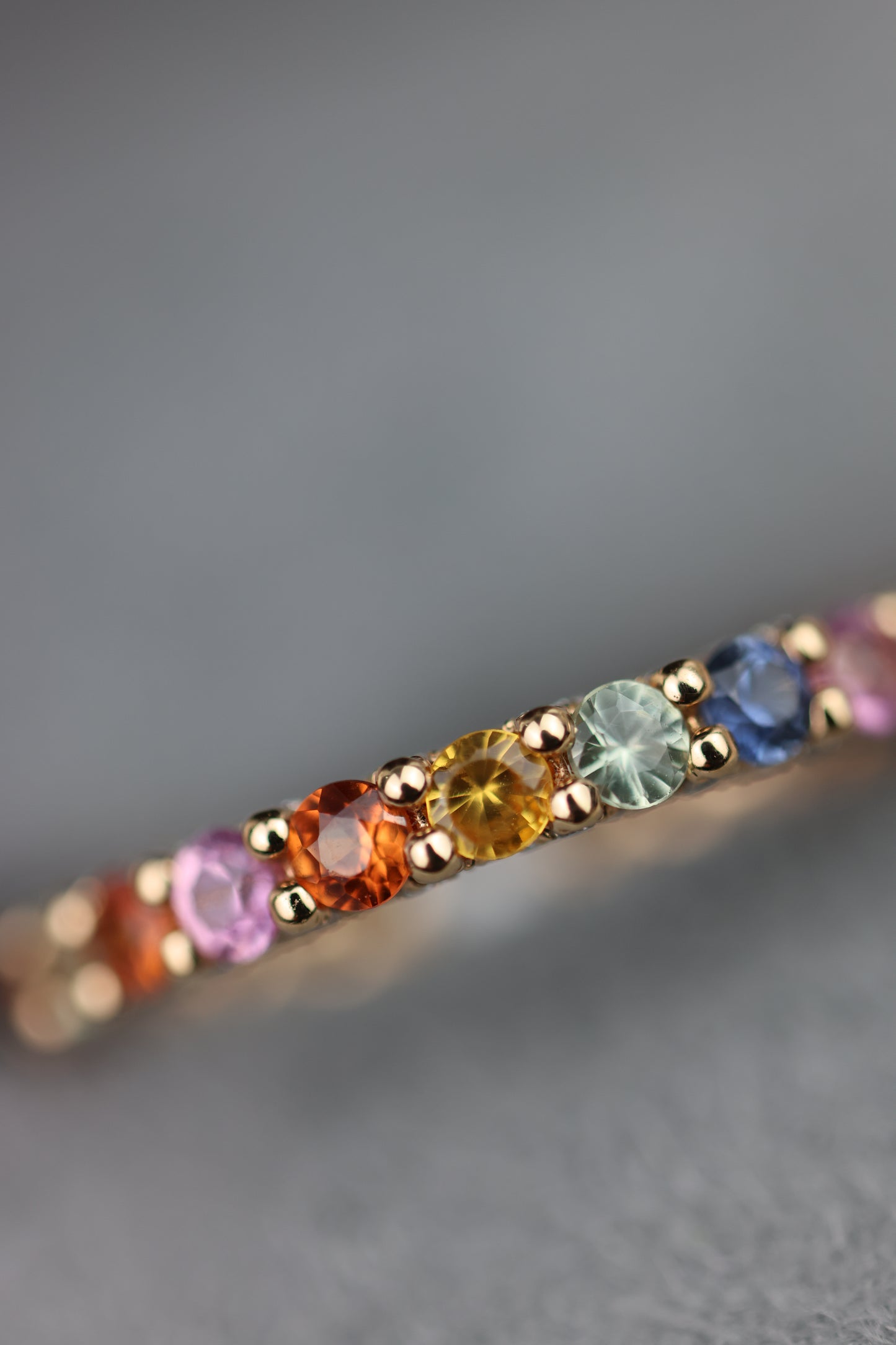 Anillo infinity de zafiros de colores y diamantes en los bordes #21393