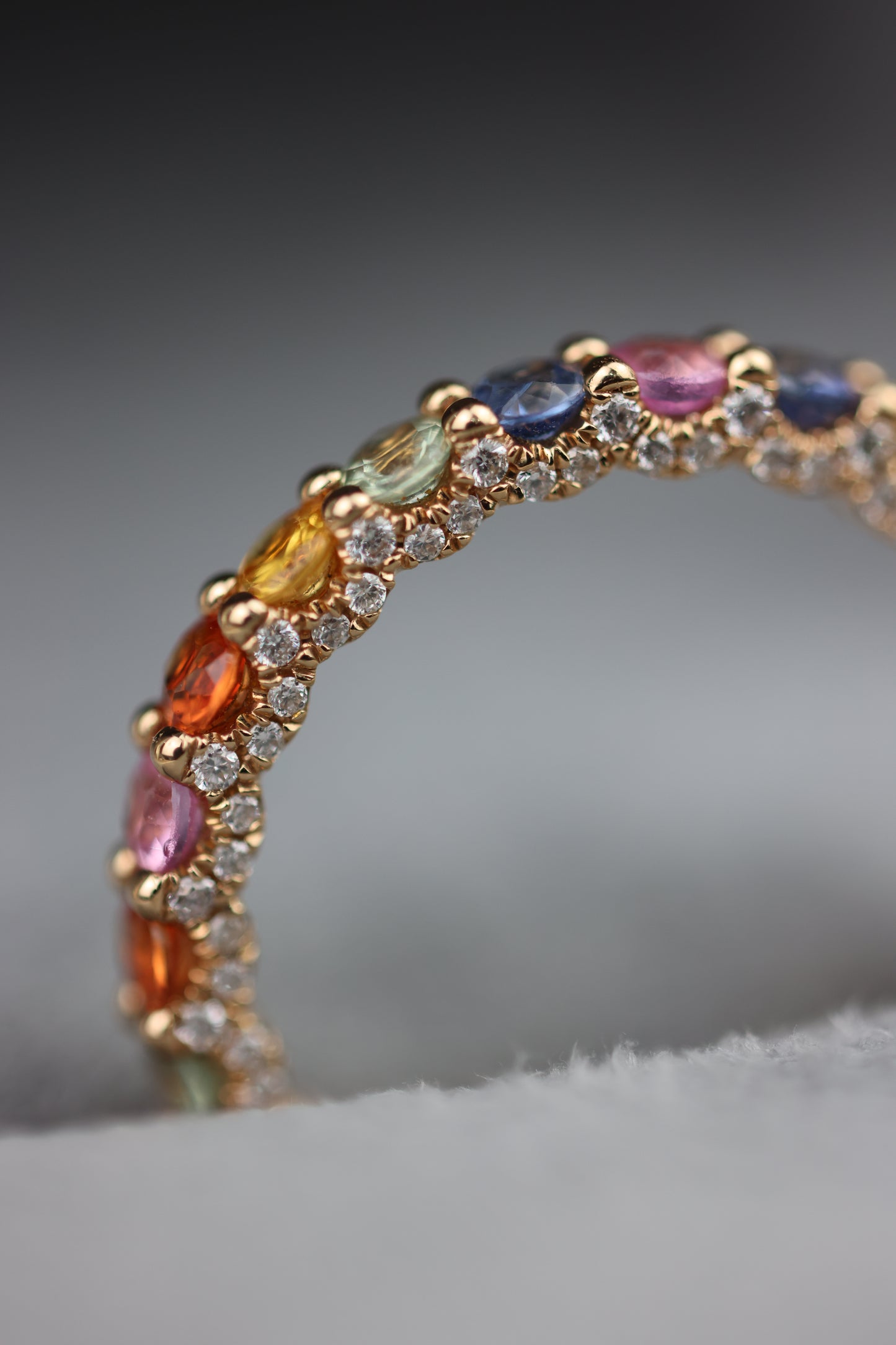 Anillo infinity de zafiros de colores y diamantes en los bordes #21393