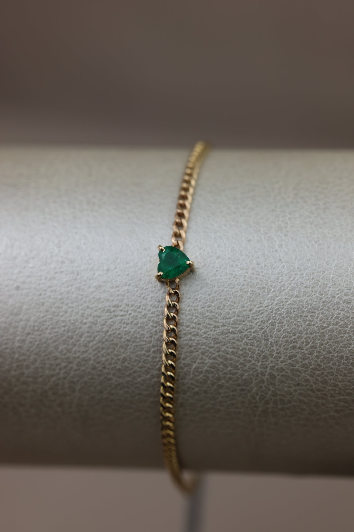 Pulsera o/a tejido gourmet con corazón de esmeralda en el centro #3496